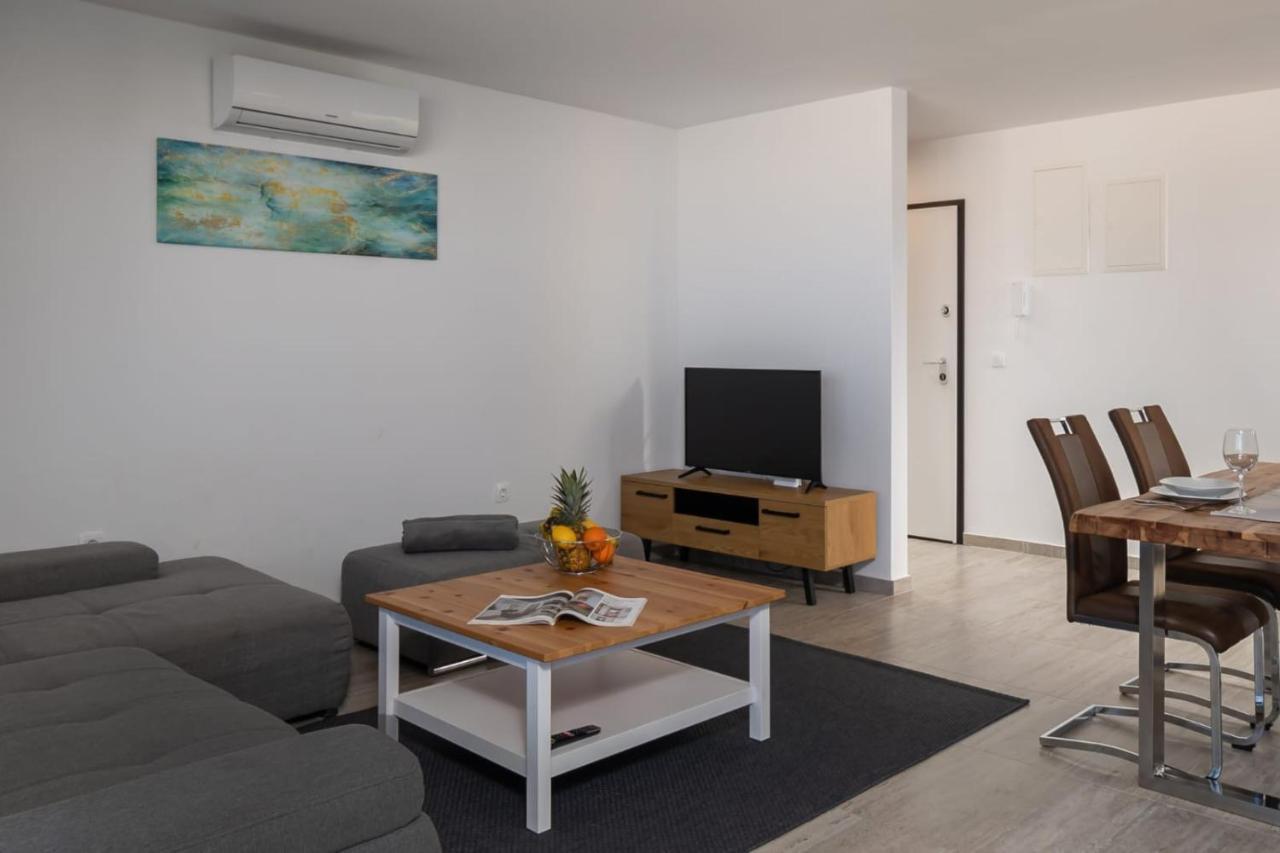 Apartments Cesare Nin Buitenkant foto