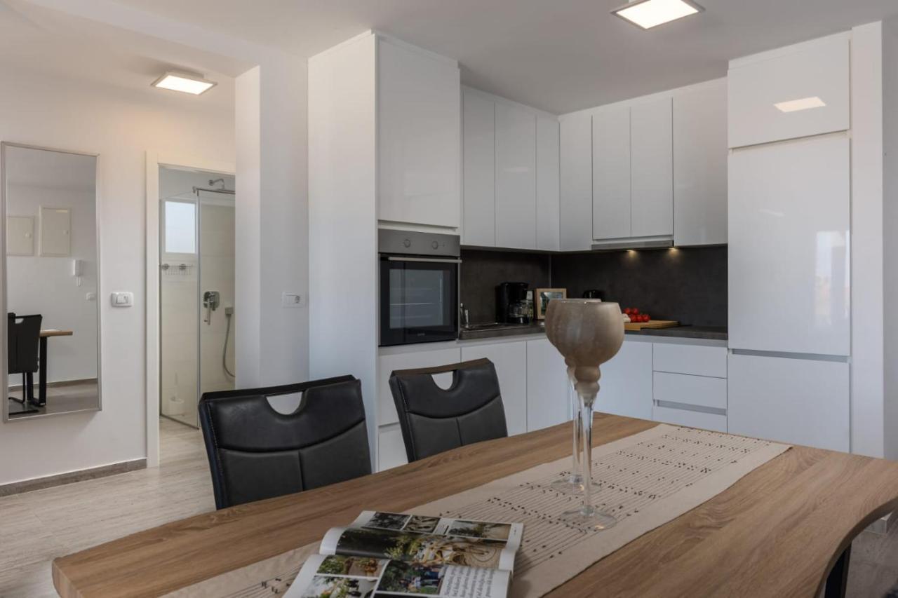 Apartments Cesare Nin Buitenkant foto