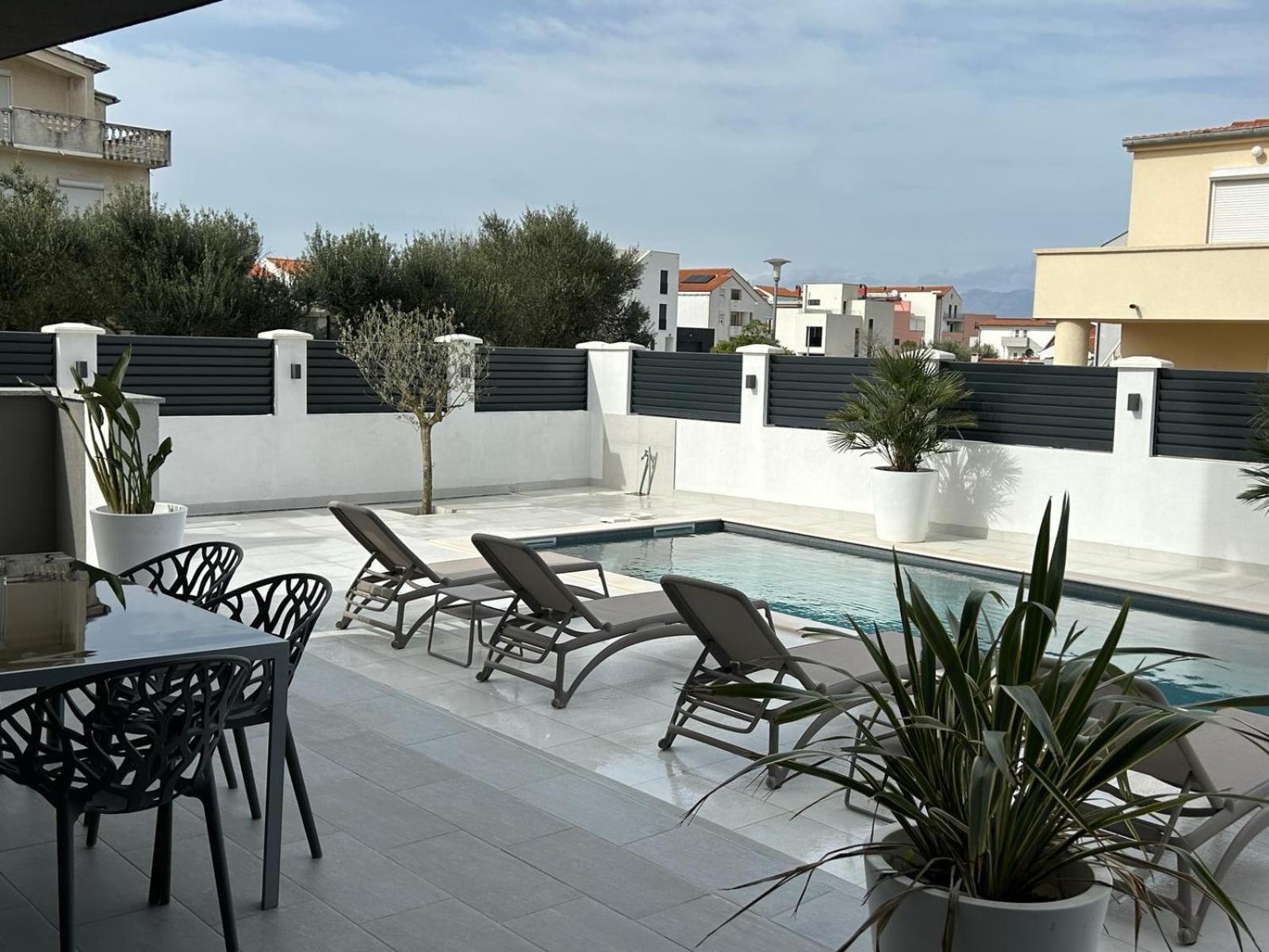 Apartments Cesare Nin Buitenkant foto